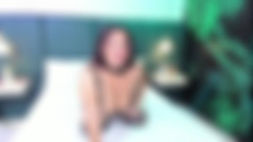 Tocca il mio corpo sinuoso e caldo con le tue mani cattive e senti la rigidità dei miei capezzoli duri e l'umidità della mia figa stretta!