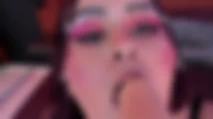 Una bbw che si scopa la bocca senza compassione con il suo giocattolo preferito.