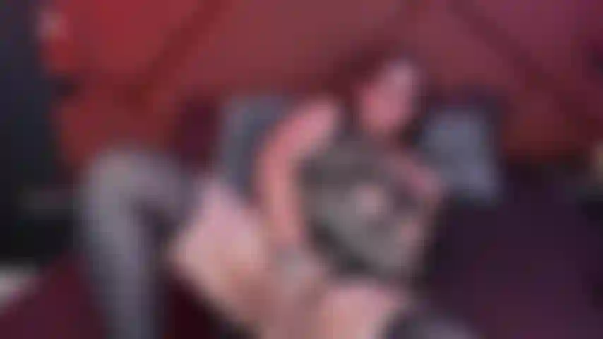 Guarda come mi ha fottuto la figa rosa e mi sono lasciata trasportare dall'orgasmo.