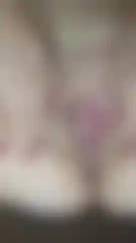 Mi sto ditalinando la figa bagnata.