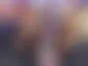 Con una gola profonda e piccole tette.