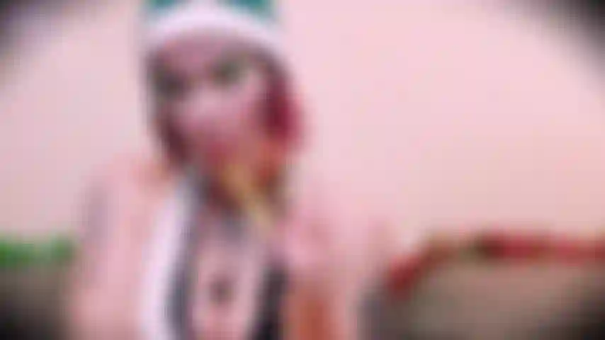 Fonda l'elfo che succhia con disinvoltura il suo dolcetto di natale.