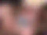 Si masturba con le dita nella figa fumante.