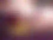 Con piccole tette e topless che fuma.