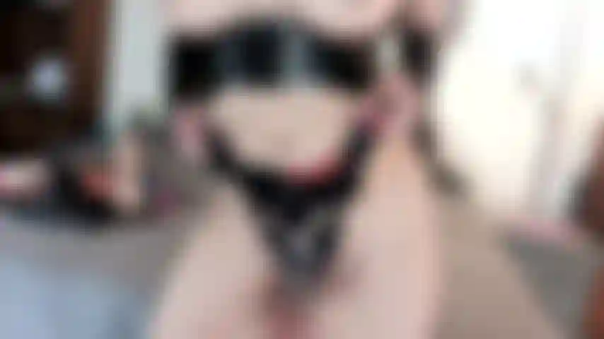 Lo strap-on gioca in modo bello e duro!