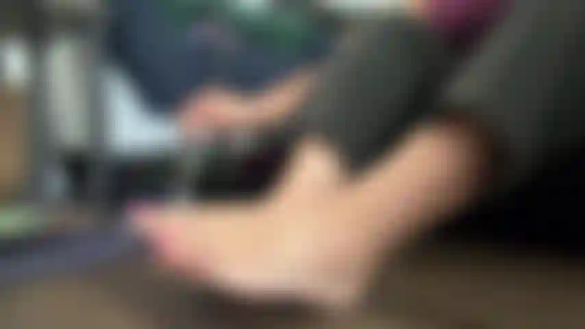Asmr leggero. Piedi oliati- piante, dita, dorso dei piedi, piante arricciate.