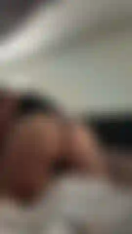 Il culo ti sbatte e sculetta in faccia per farti diventare duro come una roccia.