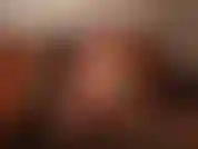 Mi masturbo nel mio letto con il mio dildo preferito, primi piani della mia figa e del mio culo, guardami divertirmi e ascoltami gemere di piacere.