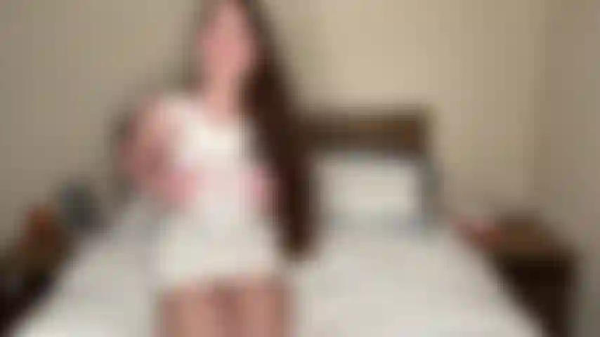 Mi spoglio, gioco con la figa, joi, chiedo sperma.