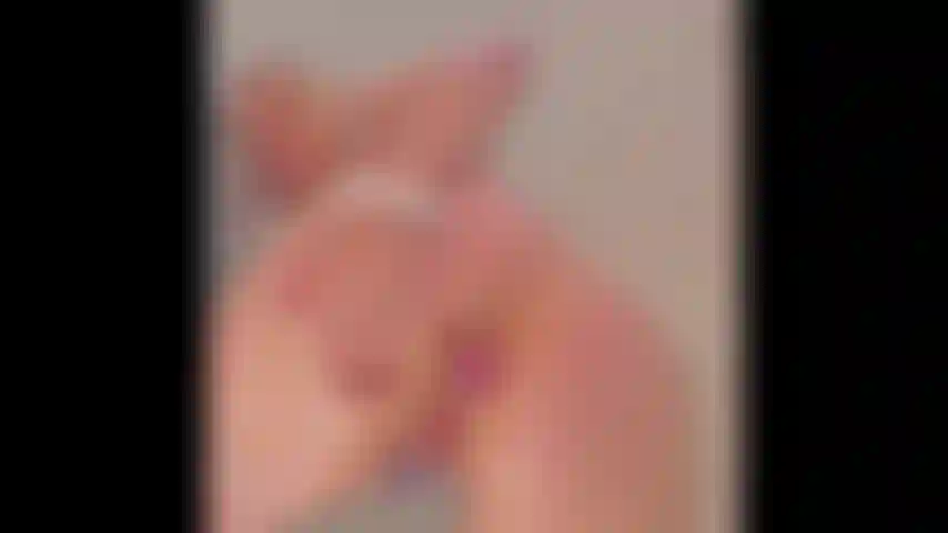 Mi scopo la figa e il culo sotto la doccia.