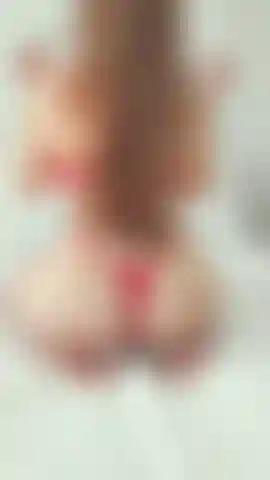 Mostriamo il nostro culo in posizione a pecorella.