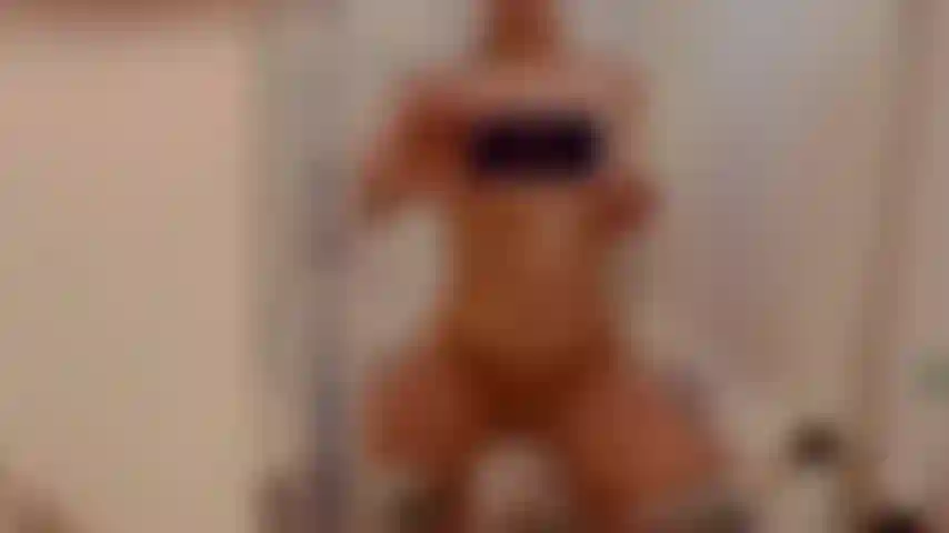 Una doccia rinfrescante di riscaldamento per farti diventare duro. Potrei lasciarti venire nel prossimo video.