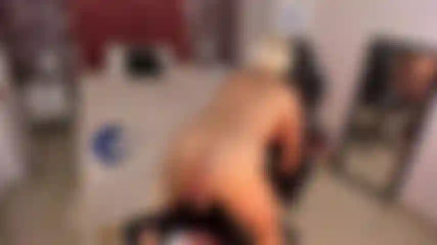 Cavalca un dildo sul tavolo!!!