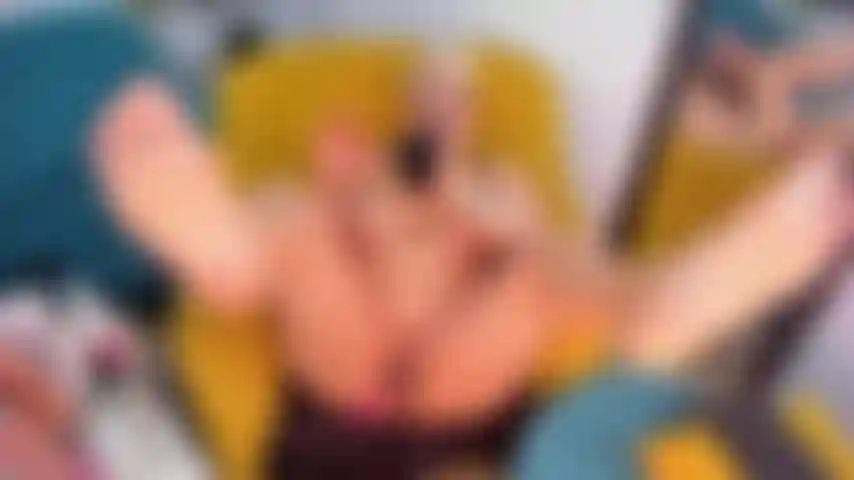 Mi piace sentire il mio vibratore dentro di me e masturbarmi velocemente.