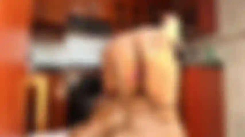 Seduta con un grosso culo su un grosso cazzo.