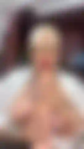 Mi masturbo con il dildo e mi tocco le tette per quanto mi fa sentire bene.