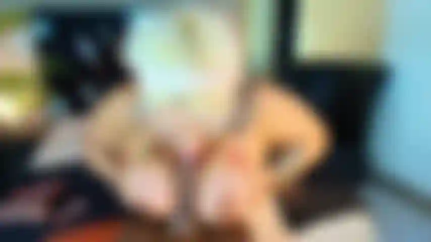 Mi scopo il dildo con le mie grandi tette mature.