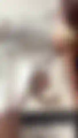 La segretaria si scopa la figa matura in ufficio.