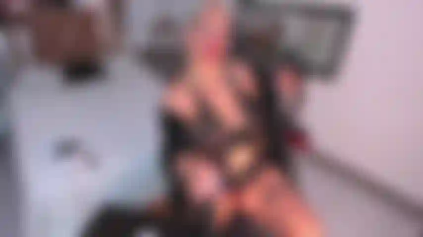 Si è masturbato il dildo con la mia mano e con le mie tette.