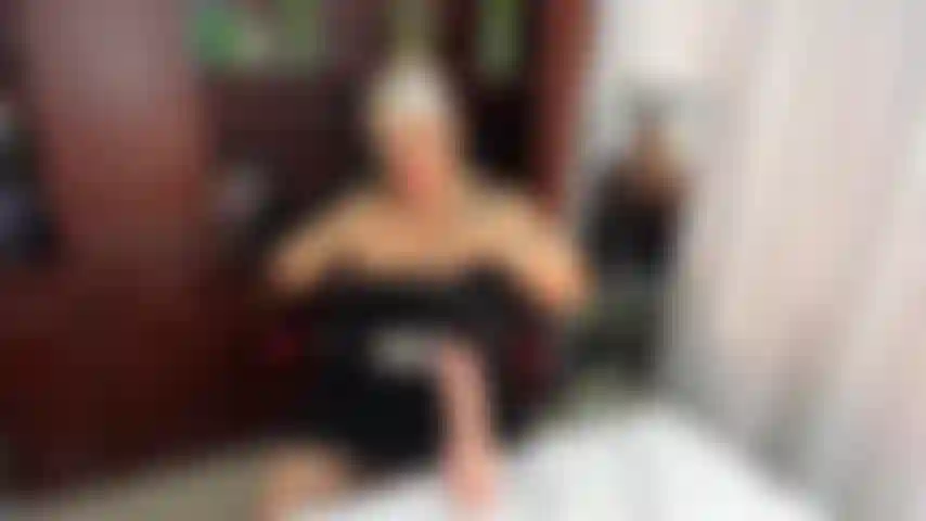 Il capo maturo si scopa il vibratore nel suo ufficio per soddisfare il piacere.