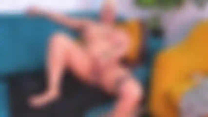 Cavalco il dildo e gioco con le mie tette.