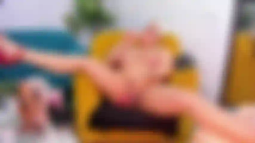 Mi piace scopare quando mi lasciano sola nel salotto di casa mia.