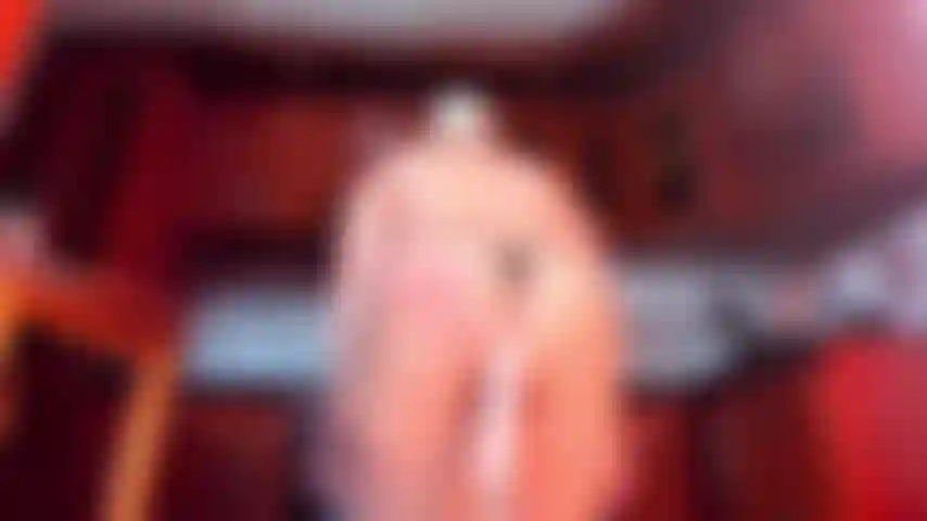 La mia fottuta macchina mi distrugge la figa.