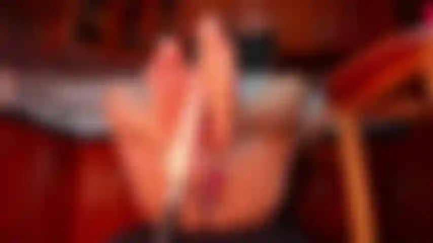 La cuoca con la sua macchina del cazzo si masturba il dildo e tu fai un pompino.