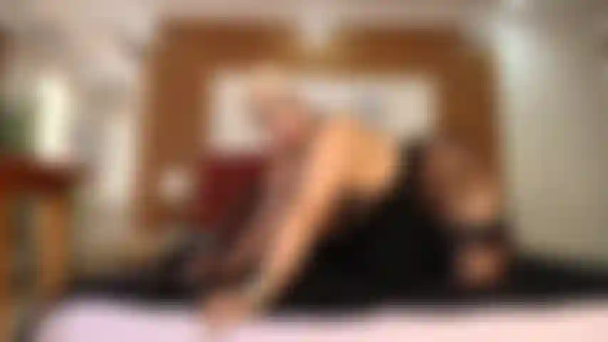 Una donna matura e sensuale nella sua stanza.