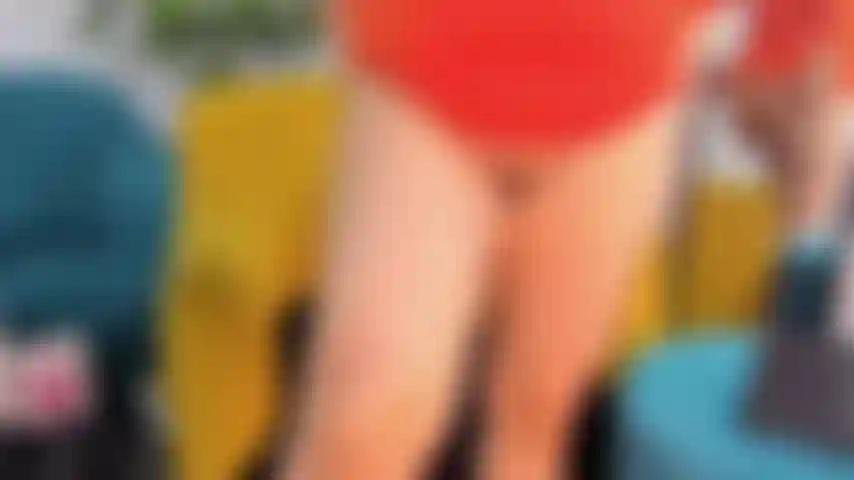 Succhio il mio dildo e mi masturbo la figa con le dita.