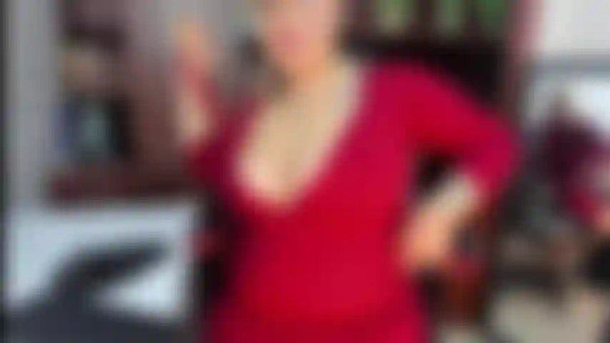 Sono il tuo capo e uno dei tuoi compiti come dipendente è bagnarmi la figa.