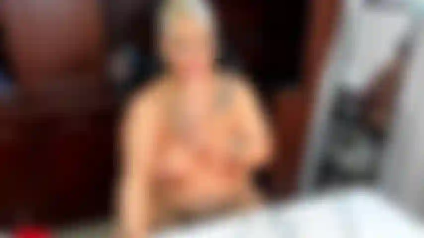 Succhio il mio vibratore finché la mia figa non è bagnata, così posso scoparlo in ufficio.