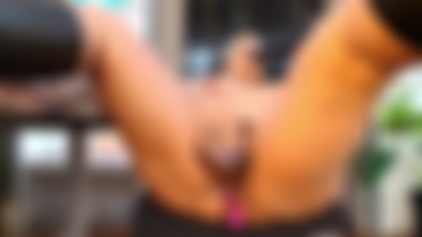 Mi piace succhiare il dildo mentre mi scopo il dildo.