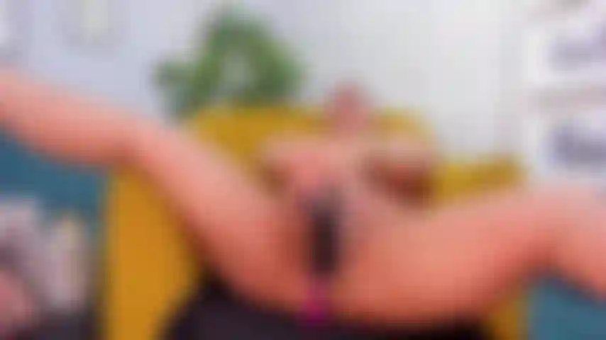 Nel salotto di casa mia mi masturbo con il mio vibratore finché non sono soddisfatta.