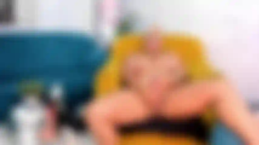 Aspetto che se ne vadano e mi masturbo la mia figa succosa con loro con le dita.