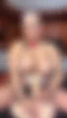 Mi masturbo il torso con le mani e le tette.