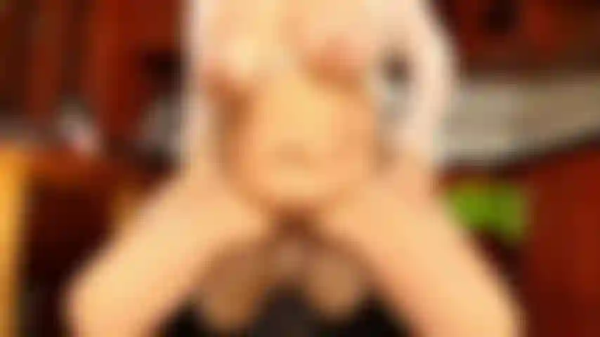 Con il torso in sella.