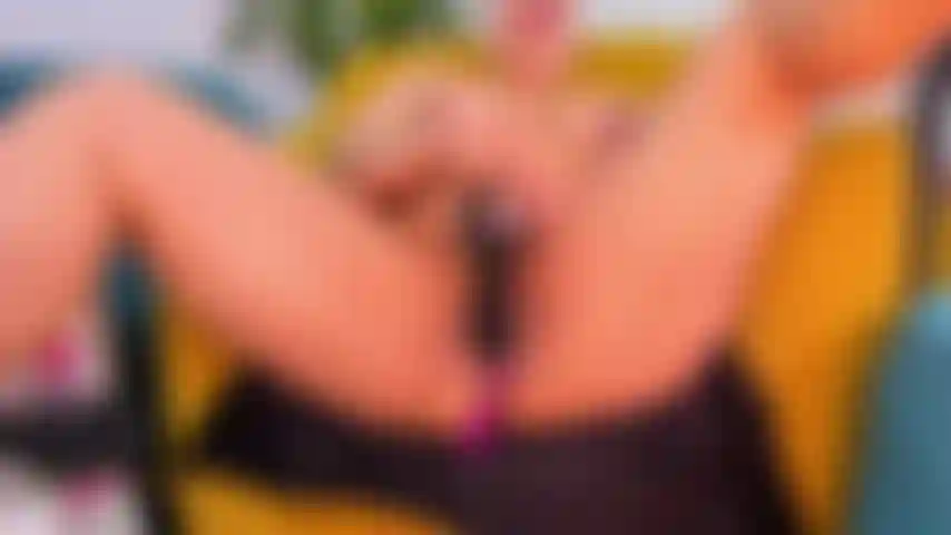 Mi scopo la figa con un dildo nero!!