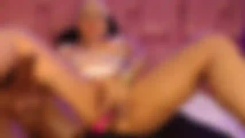 Mi scopo quella figa succosa con le mie dita e il mio grosso dildo.