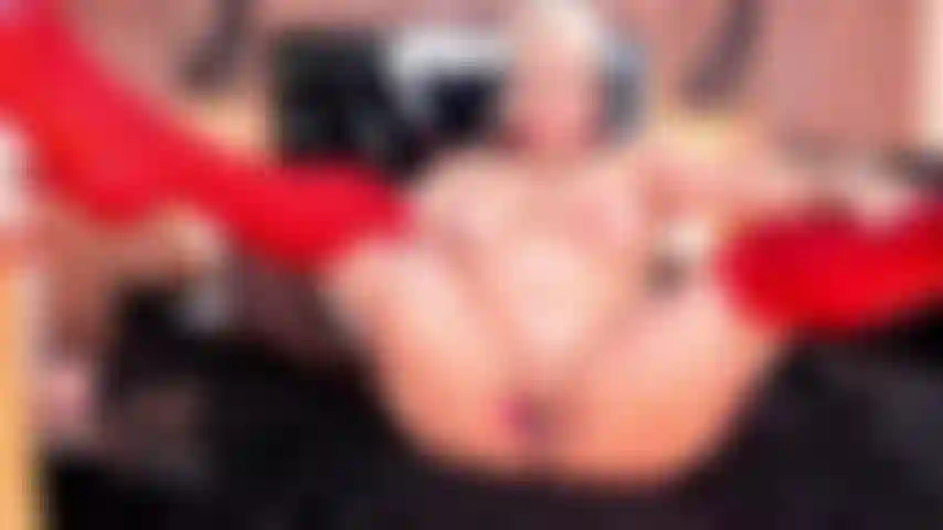 Mi piace masturbarmi con le dita mentre mi vedono.