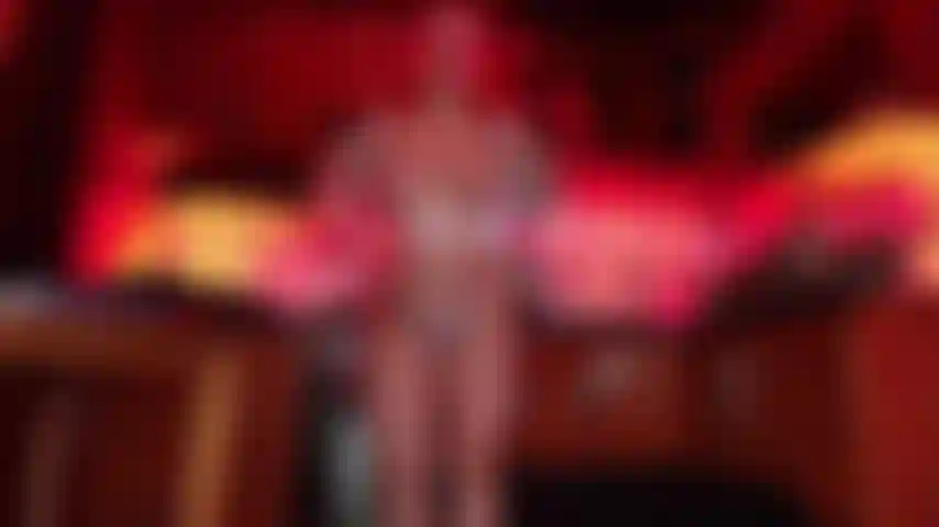 Una cameriera sexy che aspetta i folini in cucina.