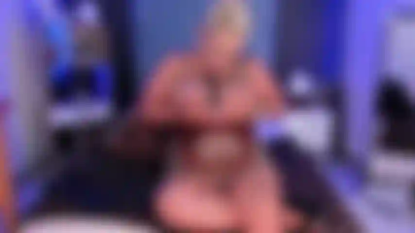 Fare la gola profonda e venirmi in bocca mi fa bagnare la figa per te.