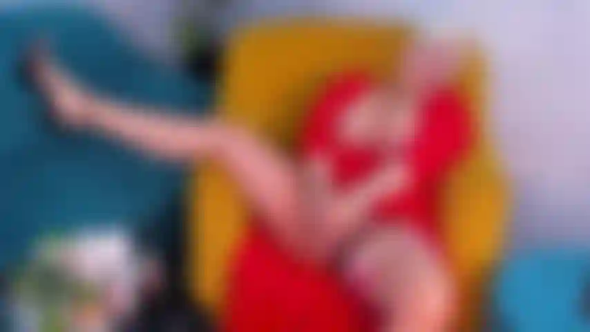 Untitled_projecti mi masturba la figa fino in fondo sulla sedia.