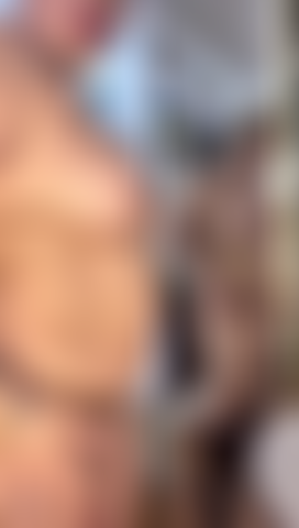 Mi piace guardarmi allo specchio ed essere sensuale.