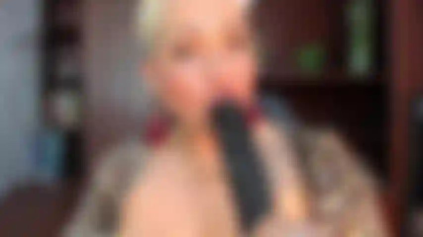 La segretaria succhia il cazzo nero del suo capo nella gola profonda.