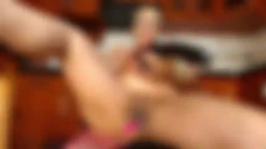 Mi scopo la figa con il dildo nero.