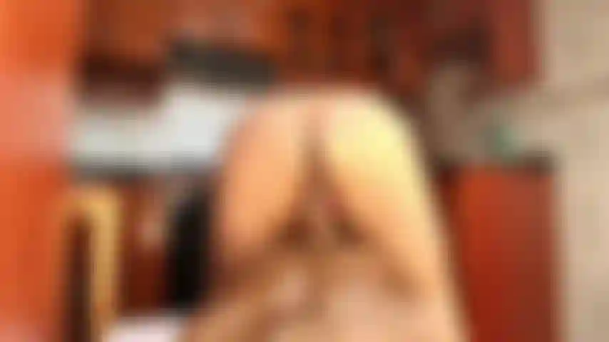 Ti piacerebbe vedere come il dildo entra ed esce dalla mia matura figa?