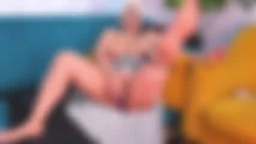 Matura si bagna con il suo dido di 20 cm.