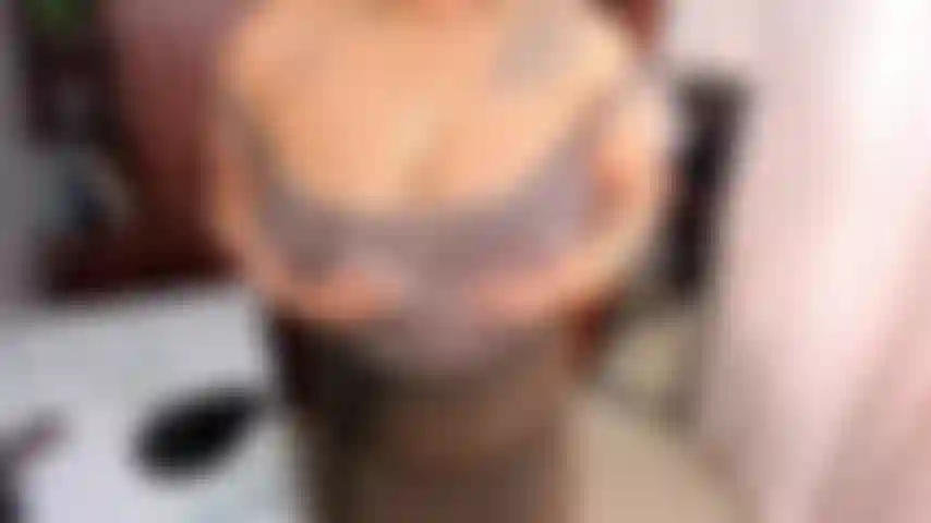 Boss si spoglia e si scopa la figa in ufficio.