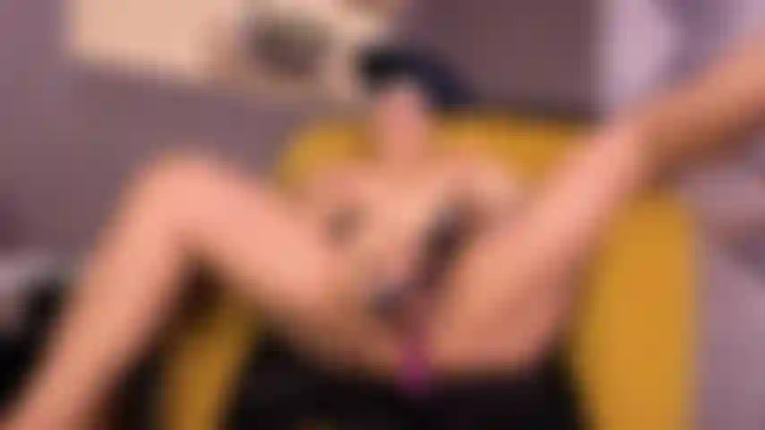Mi scopo con il mio dildo e il mio domi nel mio salotto.